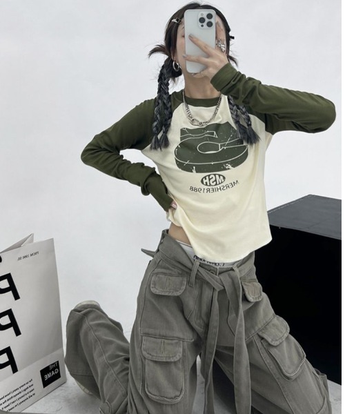 semuse(セミューズ)の「ロゴプリントクロップド丈ラグランロンT(Tシャツ/カットソー・レディース・カーキ/ネイビー・S/M)」の12枚目の写真