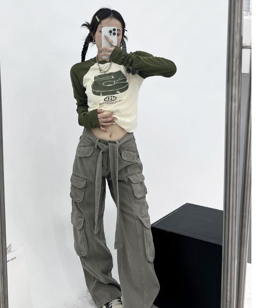 semuse(セミューズ)の「ロゴプリントクロップド丈ラグランロンT(Tシャツ/カットソー・レディース・カーキ/ネイビー・S/M)」の13枚目の写真