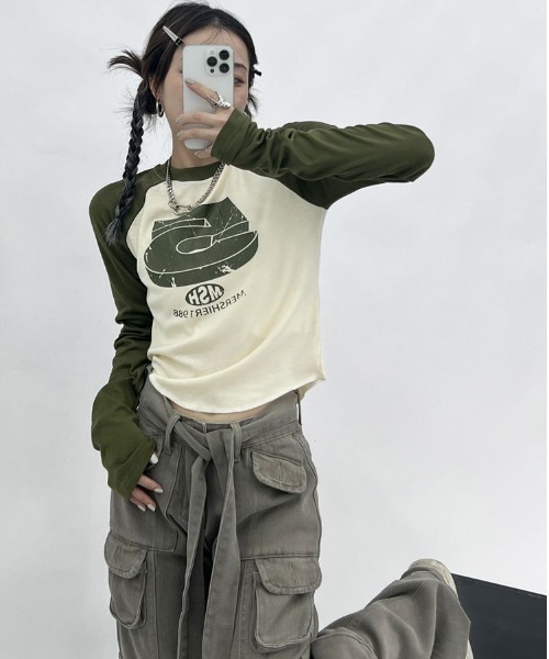 semuse(セミューズ)の「ロゴプリントクロップド丈ラグランロンT(Tシャツ/カットソー・レディース・カーキ/ネイビー・S/M)」の14枚目の写真