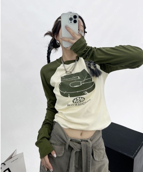 semuse(セミューズ)の「ロゴプリントクロップド丈ラグランロンT(Tシャツ/カットソー・レディース・カーキ/ネイビー・S/M)」の5枚目の写真