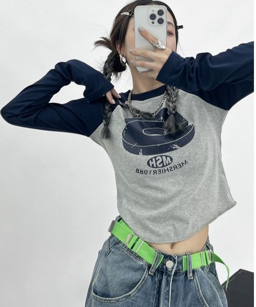 semuse(セミューズ)の「ロゴプリントクロップド丈ラグランロンT(Tシャツ/カットソー・レディース・カーキ/ネイビー・S/M)」の7枚目の写真