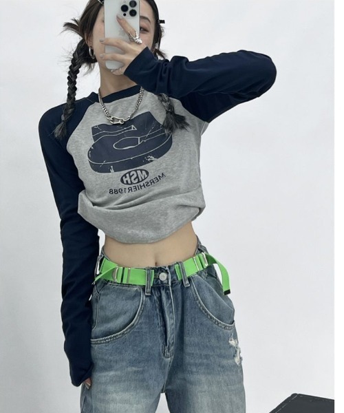 semuse(セミューズ)の「ロゴプリントクロップド丈ラグランロンT(Tシャツ/カットソー・レディース・カーキ/ネイビー・S/M)」の8枚目の写真