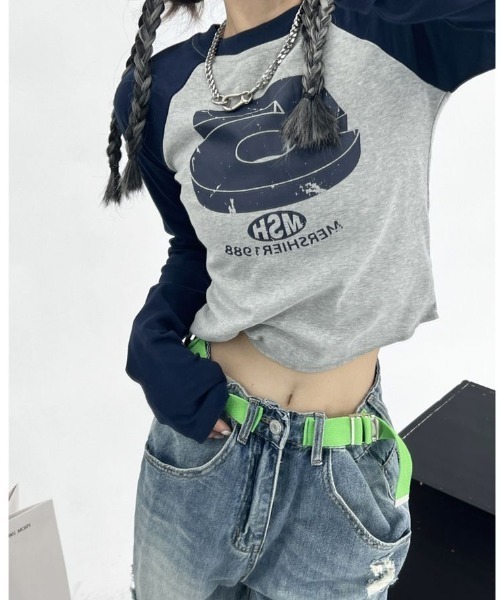 semuse(セミューズ)の「ロゴプリントクロップド丈ラグランロンT(Tシャツ/カットソー・レディース・カーキ/ネイビー・S/M)」の3枚目の写真