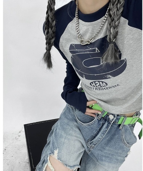 semuse(セミューズ)の「ロゴプリントクロップド丈ラグランロンT(Tシャツ/カットソー・レディース・カーキ/ネイビー・S/M)」の4枚目の写真