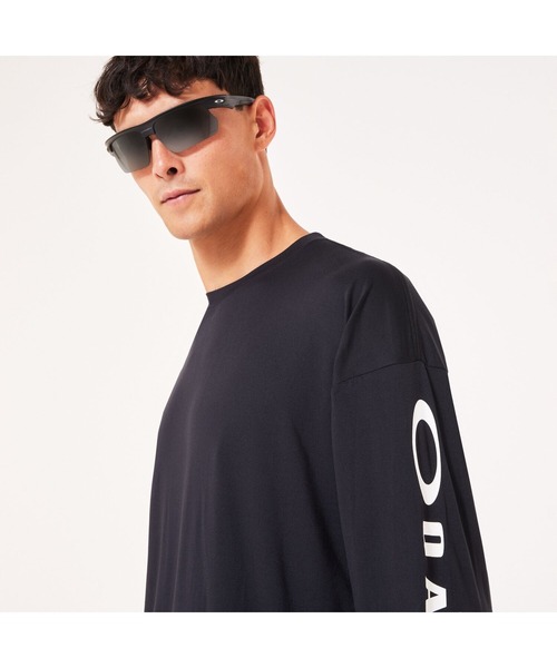 OAKLEY(オークリー)の「オークリー ENHANCE QD LS TEE SLV EVO 3.7/ロンT/長袖/吸汗速乾/抗菌防臭/スポーツ・トレーニング/OAKLEY(Tシャツ/カットソー・メンズ・ブラック/ホワイト/ネイビー・XL/XS/S/L/M)」の2枚目の写真