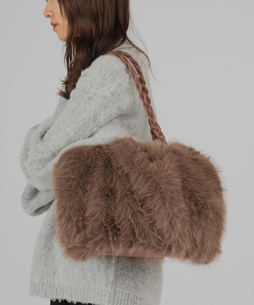 AO2(アオズ)の「Fluffy 2WAY Faux Fur Tote Bag / ふんわり 2WAY フェイクファートートバッグ(トートバッグ・レディース・ホワイト/ベージュ/グレー/ブラック/カーキ・FREE)」の1枚目の写真