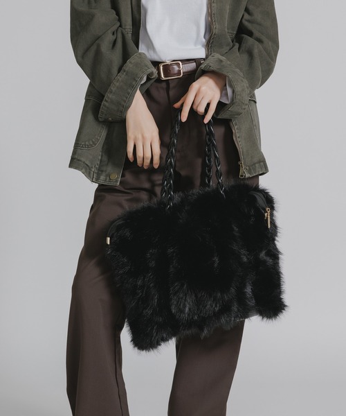 AO2(アオズ)の「Fluffy 2WAY Faux Fur Tote Bag / ふんわり 2WAY フェイクファートートバッグ(トートバッグ・レディース・ホワイト/ベージュ/グレー/ブラック/カーキ・FREE)」の3枚目の写真