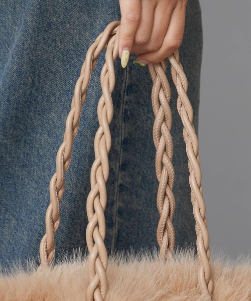 AO2(アオズ)の「Fluffy 2WAY Faux Fur Tote Bag / ふんわり 2WAY フェイクファートートバッグ(トートバッグ・レディース・ホワイト/ベージュ/グレー/ブラック/カーキ・FREE)」の13枚目の写真