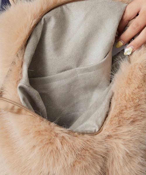 AO2(アオズ)の「Fluffy 2WAY Faux Fur Tote Bag / ふんわり 2WAY フェイクファートートバッグ(トートバッグ・レディース・ホワイト/ベージュ/グレー/ブラック/カーキ・FREE)」の15枚目の写真