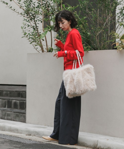AO2(アオズ)の「Fluffy 2WAY Faux Fur Tote Bag / ふんわり 2WAY フェイクファートートバッグ(トートバッグ・レディース・ホワイト/ベージュ/グレー/ブラック/カーキ・FREE)」の6枚目の写真