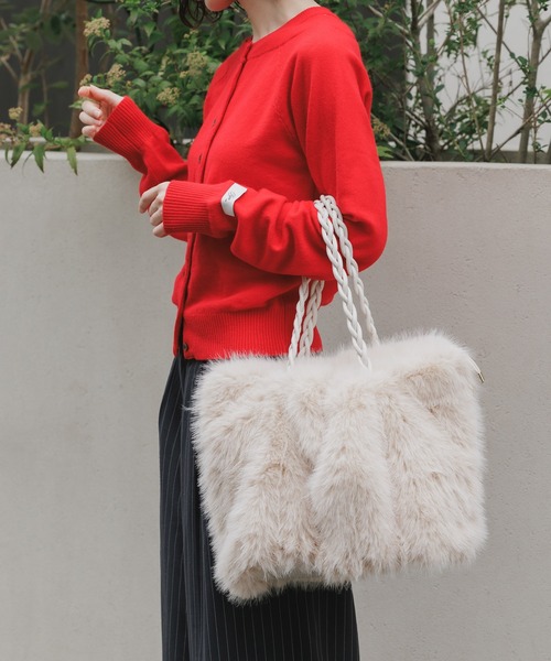 AO2(アオズ)の「Fluffy 2WAY Faux Fur Tote Bag / ふんわり 2WAY フェイクファートートバッグ(トートバッグ・レディース・ホワイト/ベージュ/グレー/ブラック/カーキ・FREE)」の16枚目の写真