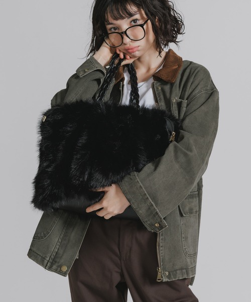 AO2(アオズ)の「Fluffy 2WAY Faux Fur Tote Bag / ふんわり 2WAY フェイクファートートバッグ(トートバッグ・レディース・ホワイト/ベージュ/グレー/ブラック/カーキ・FREE)」の17枚目の写真