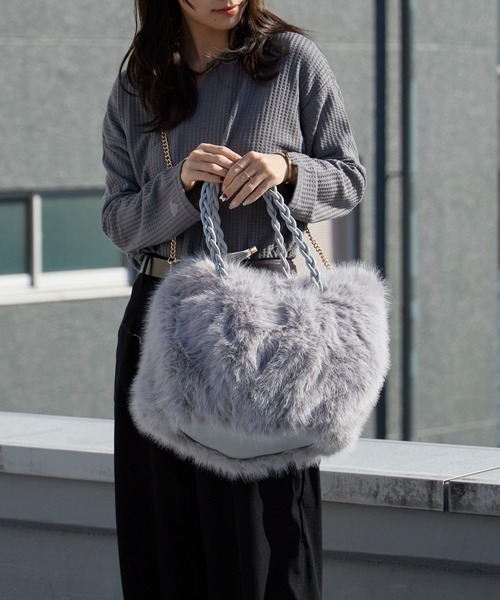 AO2(アオズ)の「Fluffy 2WAY Faux Fur Tote Bag / ふんわり 2WAY フェイクファートートバッグ(トートバッグ・レディース・ホワイト/ベージュ/グレー/ブラック/カーキ・FREE)」の19枚目の写真