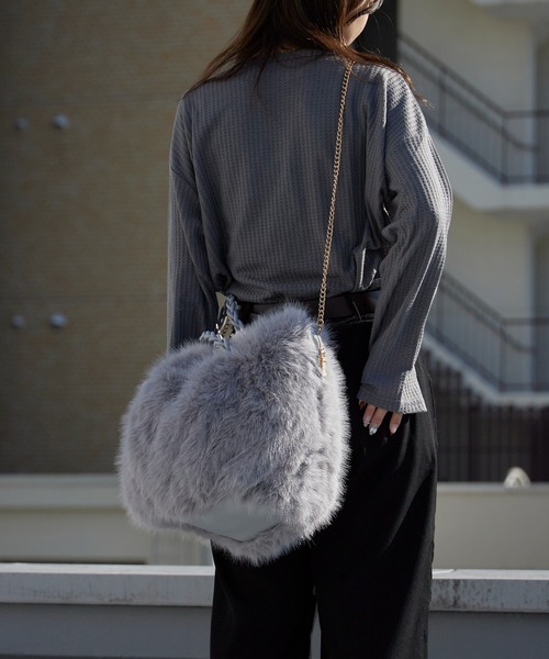 AO2(アオズ)の「Fluffy 2WAY Faux Fur Tote Bag / ふんわり 2WAY フェイクファートートバッグ(トートバッグ・レディース・ホワイト/ベージュ/グレー/ブラック/カーキ・FREE)」の21枚目の写真