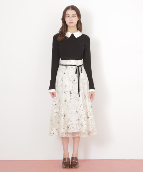 JILL by JILL STUART(ジルバイジルスチュアート)の「◇ベロアリボンオパールフラワースカート(スカート・レディース・ブラック/ブルー/ホワイト・SMALL/MEDIUM)」の2枚目の写真