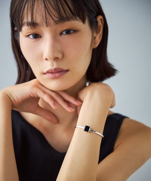 Jouete(ジュエッテ)の「バングル ブラックカルセドニー(バングル/リストバンド・レディース・シルバー・FREE)」の4枚目の写真