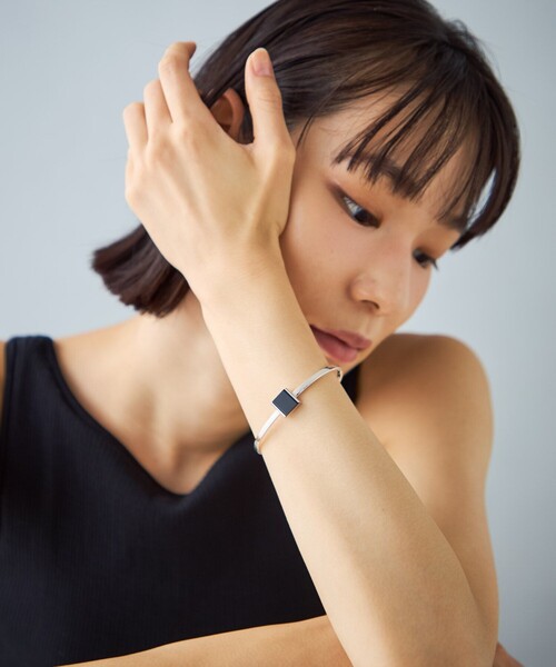 Jouete(ジュエッテ)の「バングル ブラックカルセドニー(バングル/リストバンド・レディース・シルバー・FREE)」の5枚目の写真