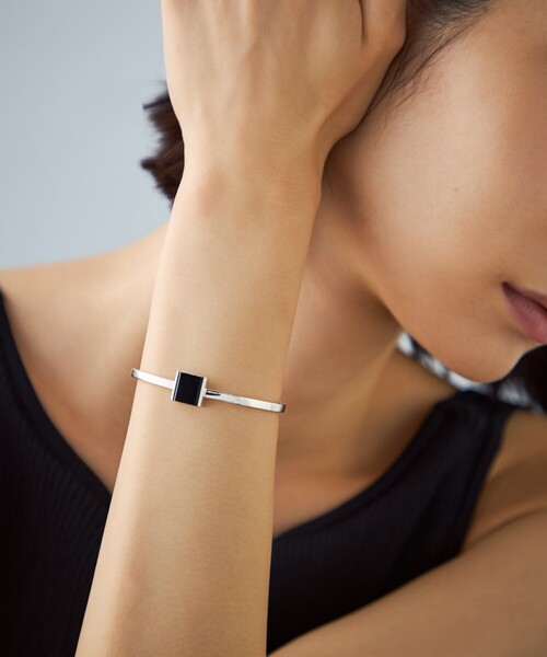 Jouete(ジュエッテ)の「バングル ブラックカルセドニー(バングル/リストバンド・レディース・シルバー・FREE)」の6枚目の写真