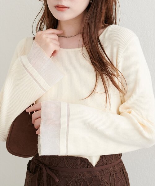 natural couture（ナチュラルクチュール）の「袖口シアーフレアニット（ニット/セーター・レディース・グレー/オフホワイト/ブラック/グレイッシュベージュ/ブラウン・FREE）」の2枚目の写真