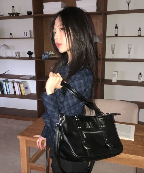 MUCENT(ムセント)の「ハランメタルロゴ3ウェイリベットポイントショルダーバッグ 男女共用(ショルダーバッグ・レディース・ブラック・FREE)」の4枚目の写真