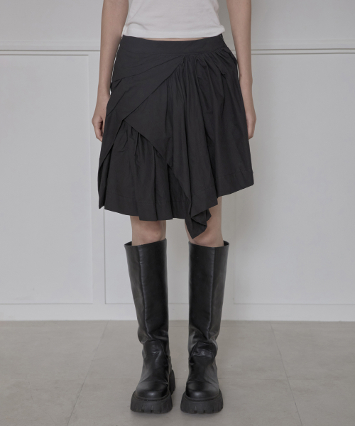 FLAREUP(フレアアップ)の「Asymmetrical Draped Layered Skirt (FL-252_Black)(スカート・レディース・ブラック・2/1)」の4枚目の写真