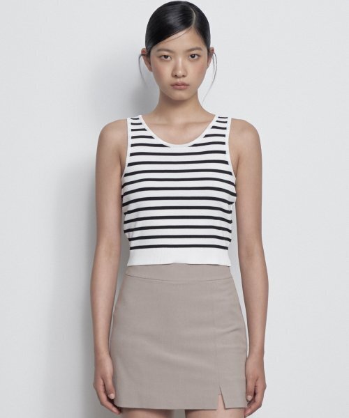 MUSINSA STANDARD WOMAN（ムシンサスタンダードウーマン）の「ウィメンズストライプクロップニットスリーブレストップ[アイボリー/ブラック]（Tシャツ/カットソー・レディース・その他・SMALL/MEDIUM/LARGE）」の2枚目の写真
