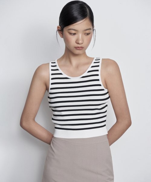 MUSINSA STANDARD WOMAN（ムシンサスタンダードウーマン）の「ウィメンズストライプクロップニットスリーブレストップ[アイボリー/ブラック]（Tシャツ/カットソー・レディース・その他・SMALL/MEDIUM/LARGE）」の4枚目の写真