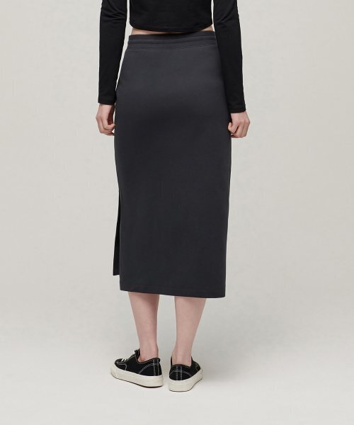 MUSINSA STANDARD WOMAN（ムシンサスタンダードウーマン）の「ウィメンズフラットテリースウェットロングスカート[ダークグレー]（スカート・レディース・その他・SMALL/MEDIUM/LARGE/X-SMALL）」の2枚目の写真
