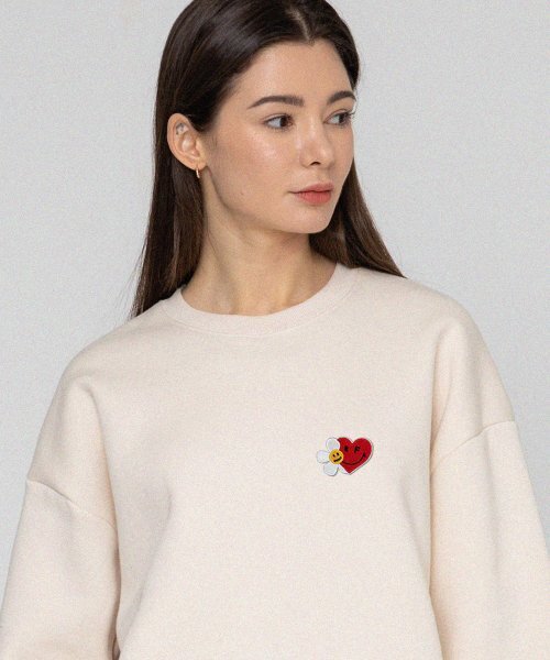 GRAVER（グレーバー）の「[ユニセックス]フラワーハートハーフスマイル刺繍スウェットシャツ_クリーム（スウェット・レディース・アイボリー・MEDIUM/LARGE/X-LARGE/SMALL）」の2枚目の写真