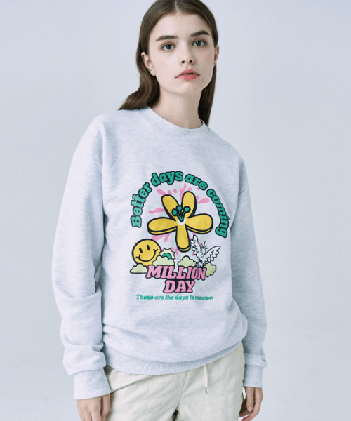 MILLION DAY(ミリオンデイ)の「MILLION WONDERLAND SWEATSHIRT(スウェット・レディース・アイボリー/ネイビー/ホワイト/パープル・LARGE/MEDIUM/X-LARGE)」の3枚目の写真