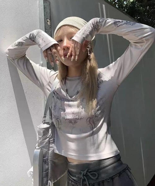 NOVESSEL（ノベセル）の「『NOVESSEL/ノベセル』プリントクロップロンTEE/ロングスリーブカットソー（Tシャツ/カットソー・レディース・グレー・S/M）」の2枚目の写真