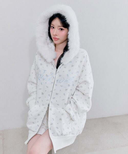 ホワイト ファー付き レディースウェア OLIVE des OLIVE（オリーブデオリーブ）の「ロゴ刺繍ファー付きZIP