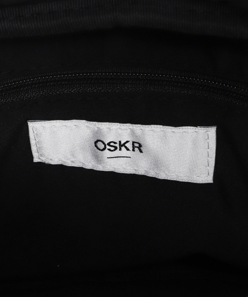 OSKR(オーエスケーアール)の「OSKR別注 ミニショルダー フェイクレザーバッグ(ショルダーバッグ・メンズ・ブラック・FREE)」の11枚目の写真