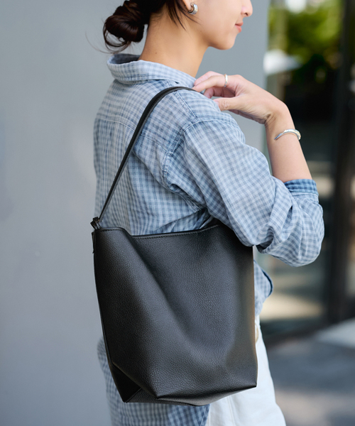 FRAMeWORK（フレームワーク）の「AULENTTI/オウレンティ ONE HANDLE TOTE WITH POACH（トートバッグ・レディース・ベージュ/ブラック・FREE）」の6枚目の写真