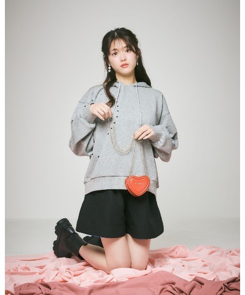 LANTINAM(ランティナム)の「【UNISEX】Heart Studs Hoodie(パーカー・レディース・ピンク/チャコールグレー・MEDIUM/LARGE)」の3枚目の写真