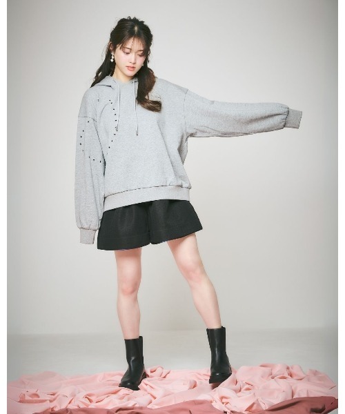 LANTINAM(ランティナム)の「【UNISEX】Heart Studs Hoodie(パーカー・レディース・ピンク/チャコールグレー・MEDIUM/LARGE)」の4枚目の写真