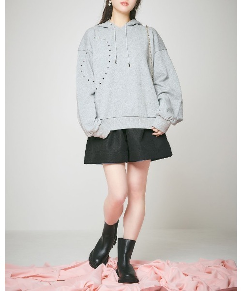LANTINAM(ランティナム)の「【UNISEX】Heart Studs Hoodie(パーカー・レディース・ピンク/チャコールグレー・MEDIUM/LARGE)」の5枚目の写真