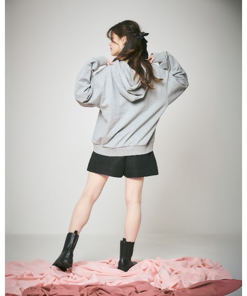 LANTINAM(ランティナム)の「【UNISEX】Heart Studs Hoodie(パーカー・レディース・ピンク/チャコールグレー・MEDIUM/LARGE)」の6枚目の写真