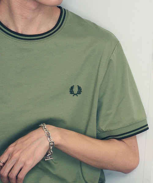 FRED PERRY(フレッドペリー)の「【FRED PERRY】TWIN TIPPED T-SHIRT M1588③(Tシャツ/カットソー・レディース・イエロー系その他2/カーキ/アイボリー系3/アイボリー系2/アイボリー/レッド/ネイビー系6/ネイビー系5/ネイビー系4/ネイビー系3/ライトブルー/イエロー/ダークグレー/ダークグリーン系2/ダークグリーン/グリーン系1・XL/L/M/S/XS)」の1枚目の写真