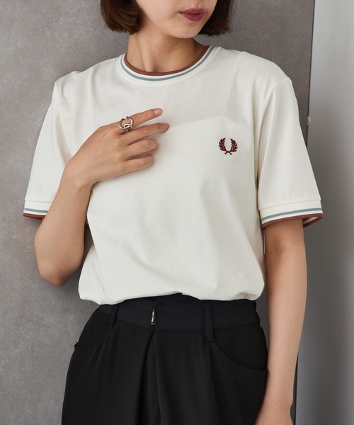 FRED PERRY(フレッドペリー)の「【FRED PERRY】TWIN TIPPED T-SHIRT M1588③(Tシャツ/カットソー・レディース・イエロー系その他2/カーキ/アイボリー系3/アイボリー系2/アイボリー/レッド/ネイビー系6/ネイビー系5/ネイビー系4/ネイビー系3/ライトブルー/イエロー/ダークグレー/ダークグリーン系2/ダークグリーン/グリーン系1・XL/L/M/S/XS)」の2枚目の写真