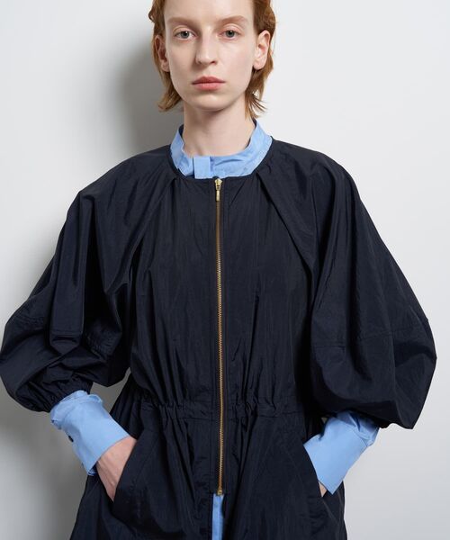 LANVIN en Bleu(ランバンオンブルー)の「ストーンナイロンライトブルゾン(テーラードジャケット・レディース・ベージュ/ネイビー・38/36)」の1枚目の写真
