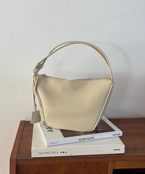 CAPRICIEUX LE'MAGE（カプリシューレマージュ）の「2WAYアジャストミニバッグ（ショルダーバッグ・レディース・ベージュ/アイボリー/ブラック・FREE）」の5枚目の写真