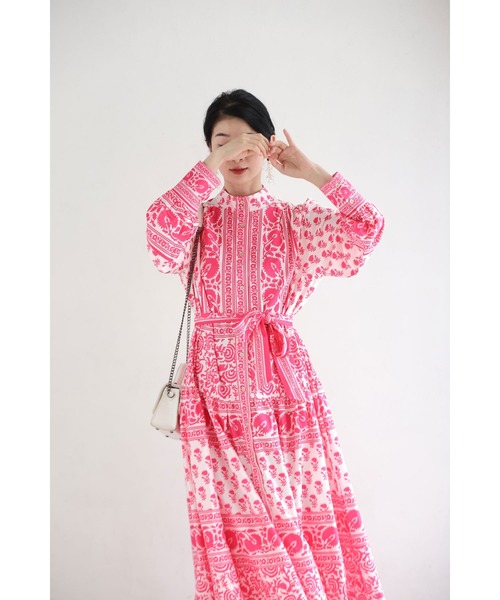 cawaii（カワイイ）の「鮮やかなピンクが広がるスカーフ柄ロングワンピース（紐リボン付き）（ワンピース・レディース・ピンク・FREE）」の10枚目の写真