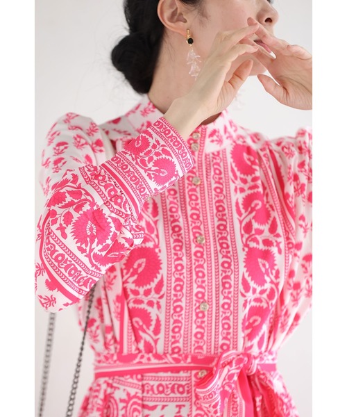 cawaii（カワイイ）の「鮮やかなピンクが広がるスカーフ柄ロングワンピース（紐リボン付き）（ワンピース・レディース・ピンク・FREE）」の9枚目の写真