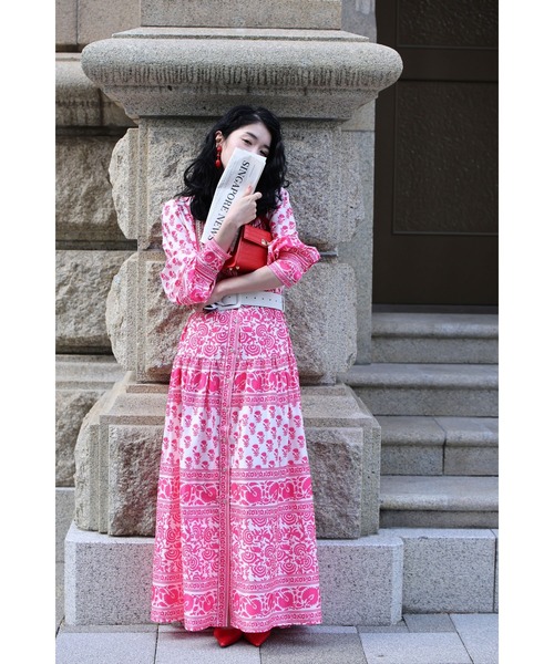 cawaii（カワイイ）の「鮮やかなピンクが広がるスカーフ柄ロングワンピース（紐リボン付き）（ワンピース・レディース・ピンク・FREE）」の2枚目の写真