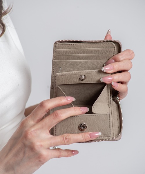 VIOLAd'ORO（ヴィオラドーロ）の「【VIOLAd'ORO/ヴィオラドーロ】スタッズ付き 二つ折り財布 PORTA（財布・レディース・ブラック/モカ・FREE）」の12枚目の写真