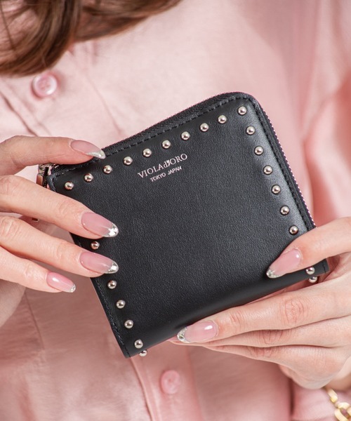VIOLAd'ORO（ヴィオラドーロ）の「【VIOLAd'ORO/ヴィオラドーロ】スタッズ付き 二つ折り財布 PORTA（財布・レディース・ブラック/モカ・FREE）」の3枚目の写真