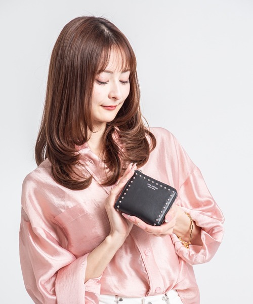 VIOLAd'ORO（ヴィオラドーロ）の「【VIOLAd'ORO/ヴィオラドーロ】スタッズ付き 二つ折り財布 PORTA（財布・レディース・ブラック/モカ・FREE）」の5枚目の写真