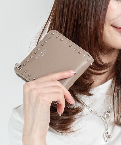 VIOLAd'ORO（ヴィオラドーロ）の「【VIOLAd'ORO/ヴィオラドーロ】スタッズ付き 二つ折り財布 PORTA（財布・レディース・ブラック/モカ・FREE）」の8枚目の写真