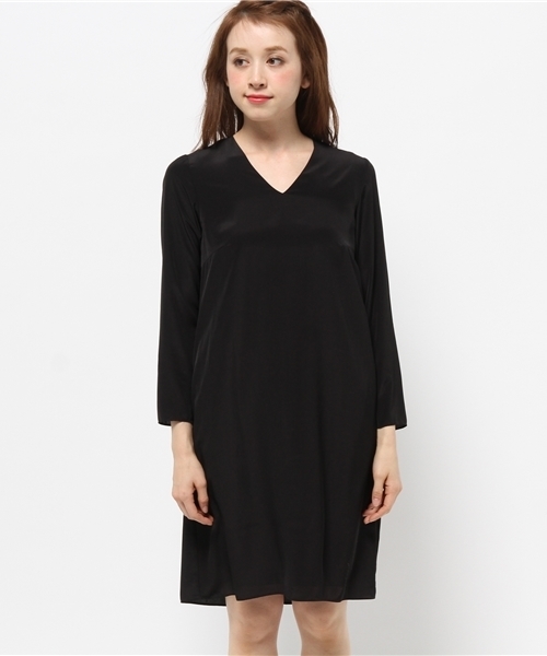 HELIOPOLE(エリオポール)の「ミニマルVネックワンピース(ワンピース・レディース・キャメル/ブラック・38)」の9枚目の写真